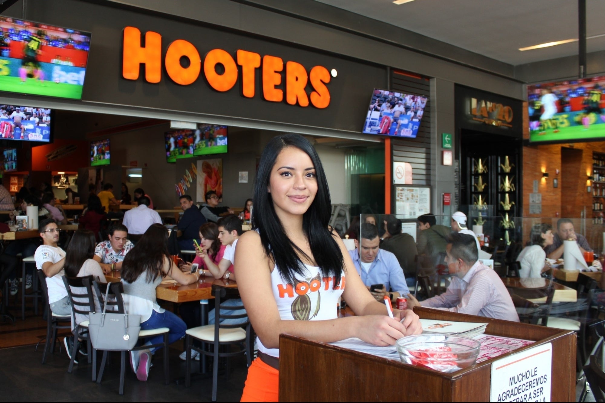 Mesera De Hooters Salario Propinas