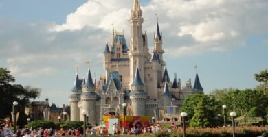 ¿Buscando trabajo? Disneyland ofrece empleos en estacionamientos en California