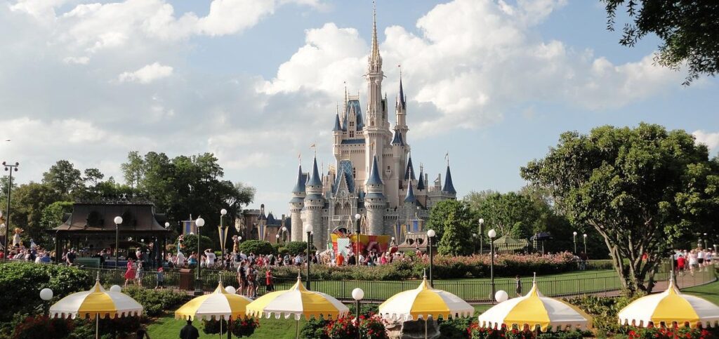 Disney Ofrecerá feria de empleos para conductores de buses en Orlando