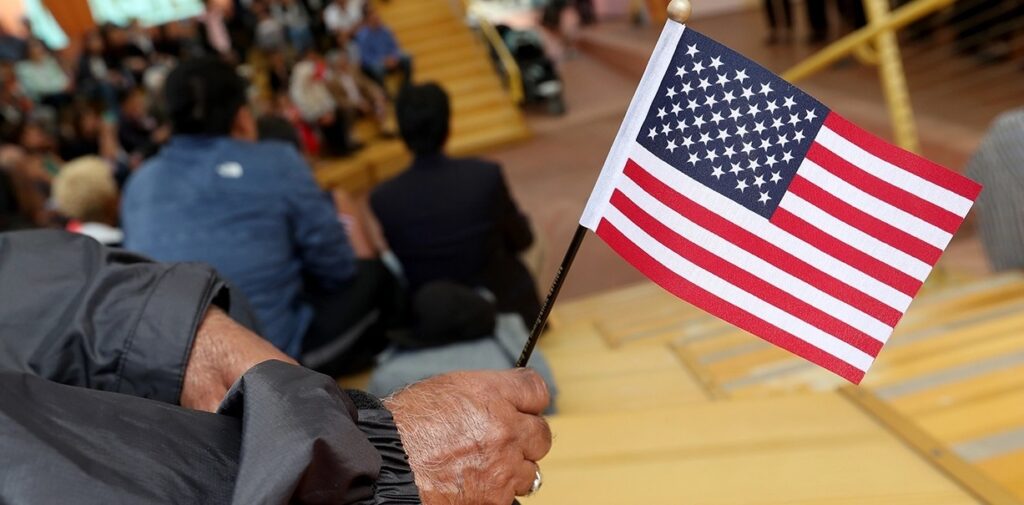 Programas de SUBSIDIOS para la naturalización de extranjeros en USA