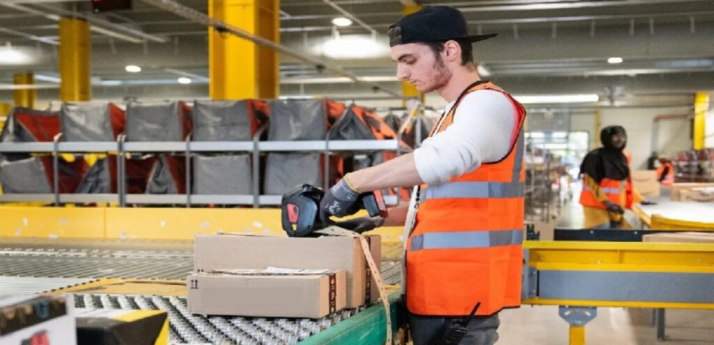 Fábrica en Broward ofrece empleos para latinos como empacadores de cajas