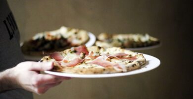 Pizzería en Kendall, FL ofrece empleos sin experiencia con bonos de $500 por contrato
