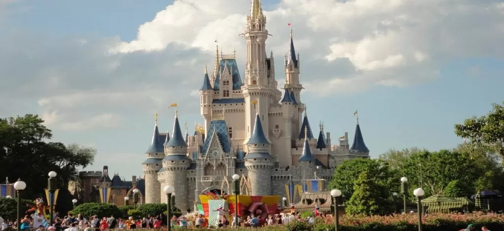 ¿Buscando trabajo? Disneyland ofrece empleos en estacionamientos en California